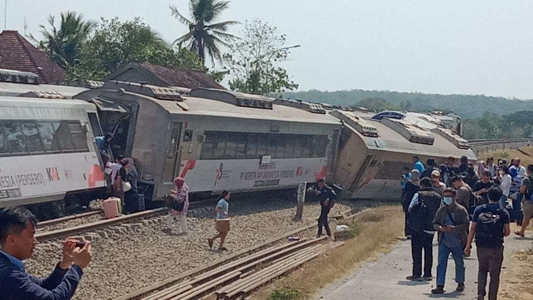 Kondisi kereta api yang anjlok, KA Semeru-Argo Willis senggolan hingga gerbong anjlok, Selasa 17 Oktober 2023. (Foto: X TRC BPBD DIY)