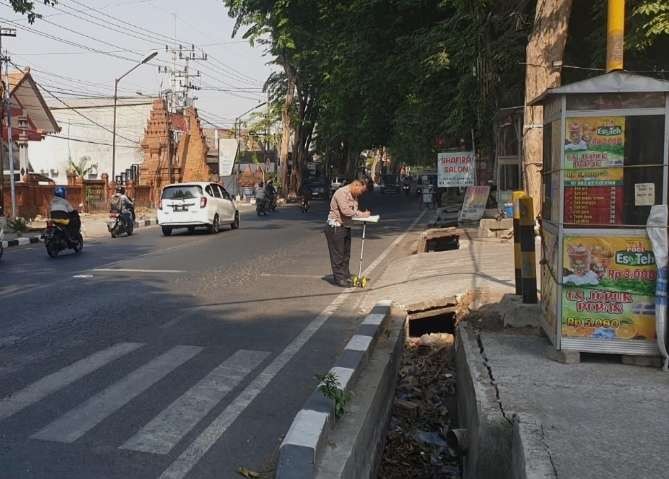 Polisi olah TKP di lokasi kecelakaan.(Foto Dokumen Satlantas Polres Mojokerto)