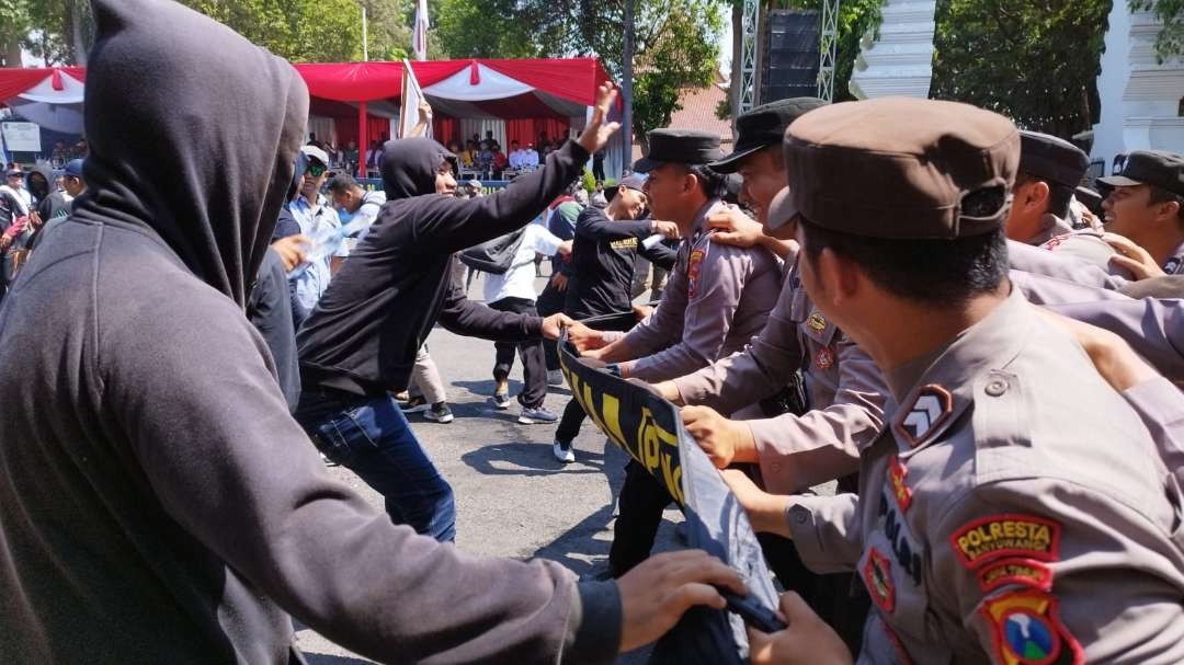 Adegan penanganan unjuk rasa dalam simulasi Sispamkota di Banyuwangi (foto: Muh Hujaini/Ngopibareng.id)