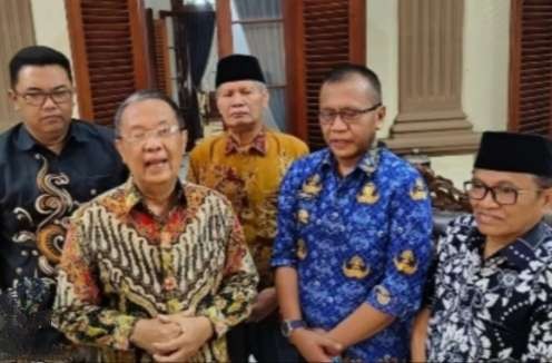 Ketua DPRD Bondowoso Ahmad Dhafir dan tiga Waket DPRD bersama Pj Bupati Bondowoso Bambang Soekwanto sepakat perbaikan jalan jadi prioritas pembangunan.(Foto:Guido/Ngopibareng.id)