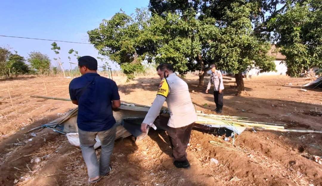 Petugas membongkar tenda dan sarana sabung ayam yang ditinggalkan pelaku judi sabung ayam (Foto: istimewa)