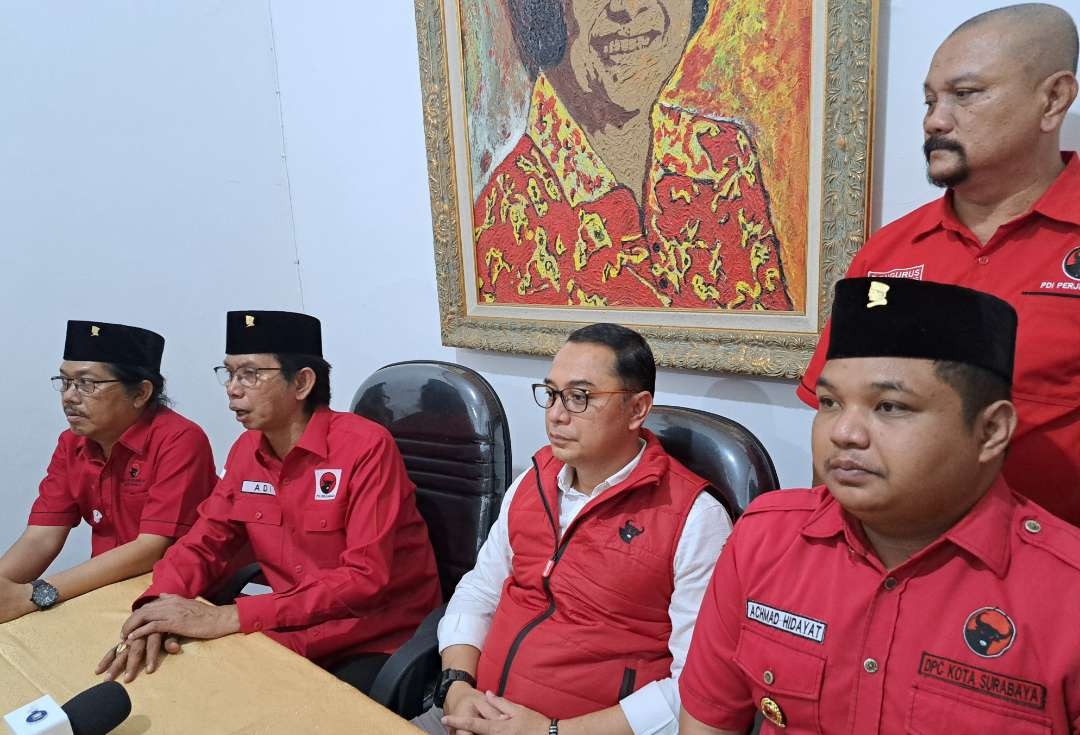 Ketua DPC Kota Surabaya, Adi Sutarwijono, bersama Wakil Ketua DPD, Eri Cahyadi ditemui di Kantor DPC PDIP Kota Surabaya. (Foto: Pita Sari/Ngopibareng.id)