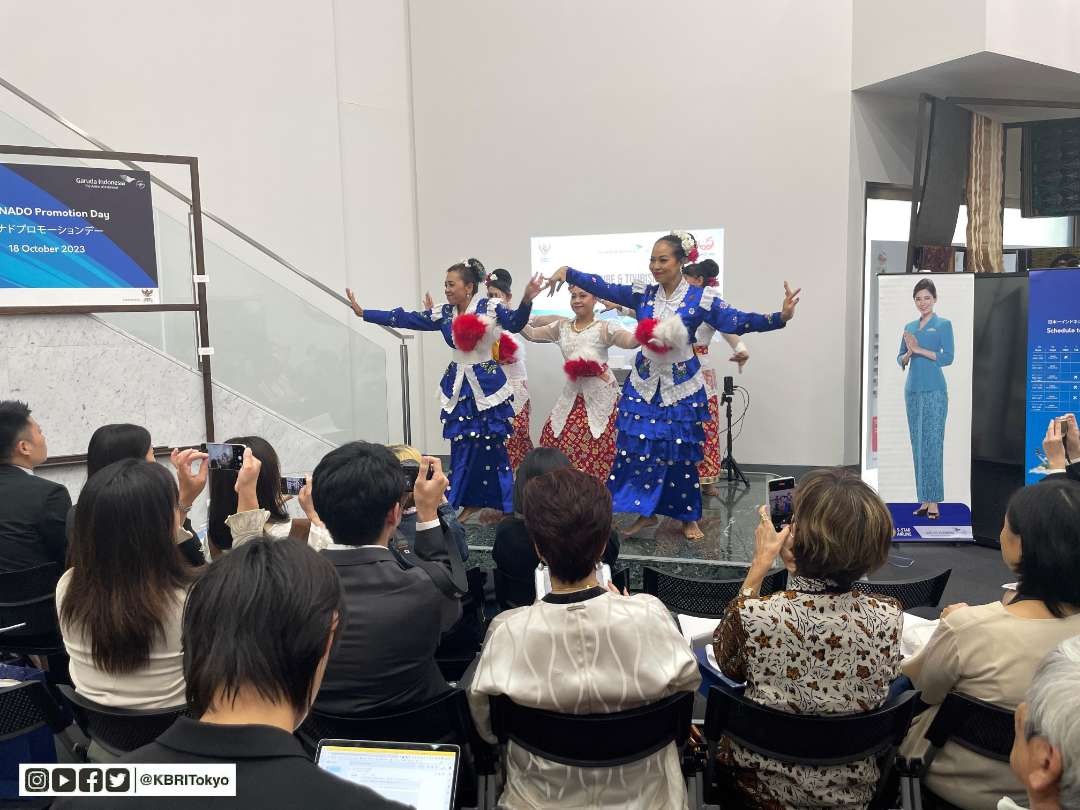 Tari dan lagu Si Patokaan dari Sulawesi Utara mengawali kegiatan Manado Culture and Tourism Day 2023. (Foto: Dok KBRI Tokyo)