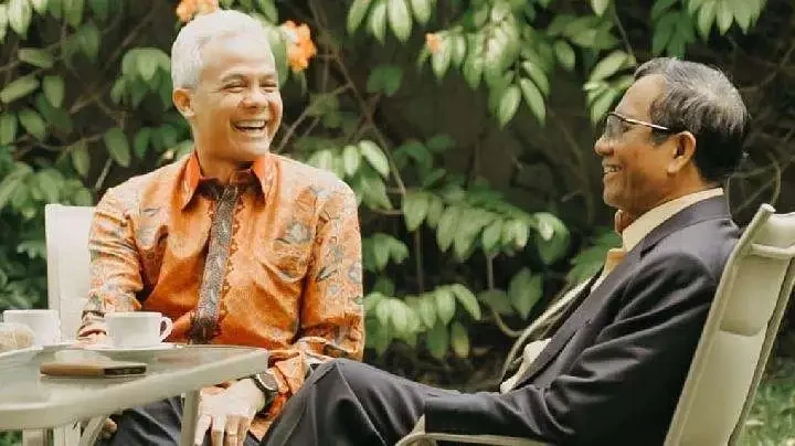 Ganjar Pranowo ngopi bareng Mahfud MD. (Foto: Instagram @ganjar_pranowo)