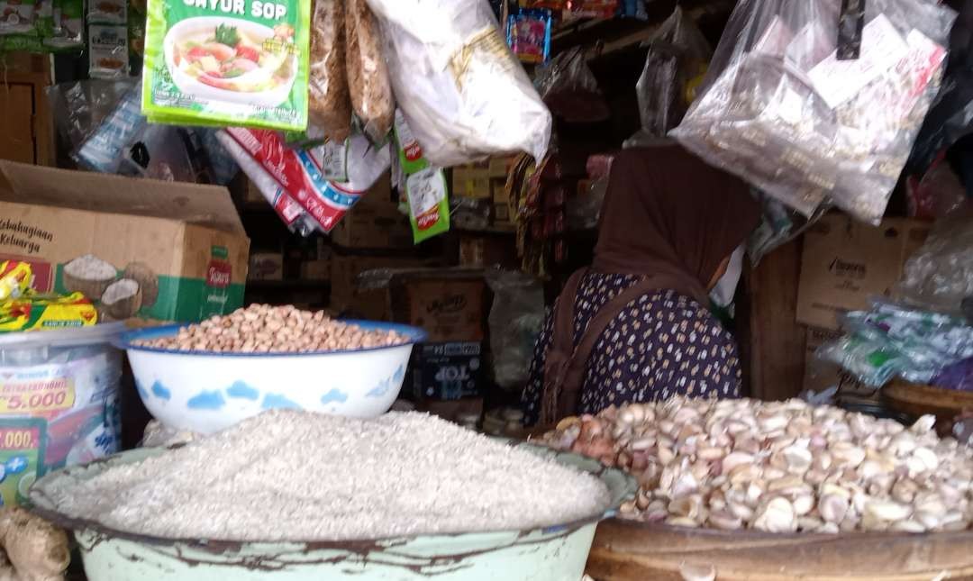 Penjual beras di pasar Sambonggede, Kecamatan Merakurak, Tuban (Khoirul Huda/Ngopibareng.id)