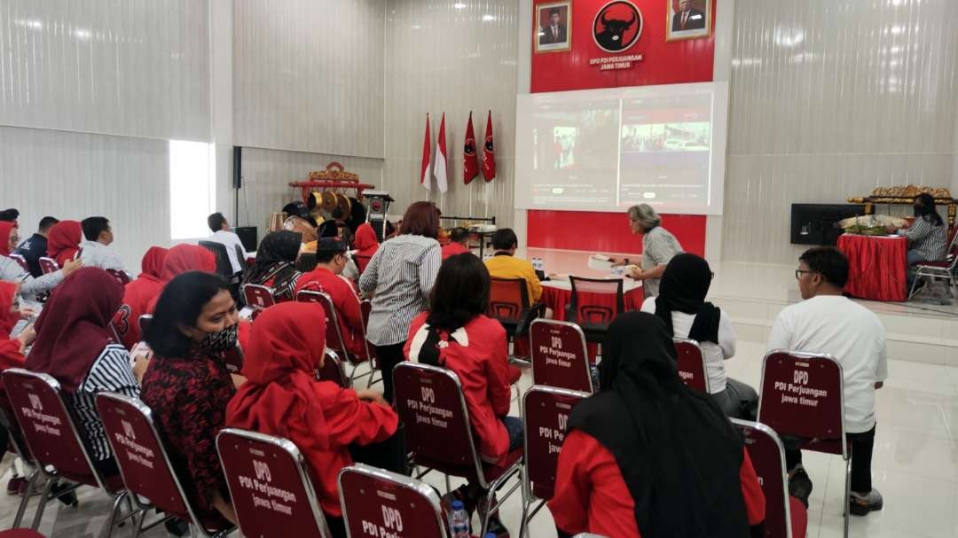 Pengurus partai pengusung Ganjar Pranowo melakukan nonton bareng pengumuman bacawapres Ganjar Pranowo di Gedung DPD PDI Perjuangan Jatim, Surabaya, Rabu 18 Oktober 2023. (Foto: Fariz Yarbo/Ngopibareng.id)