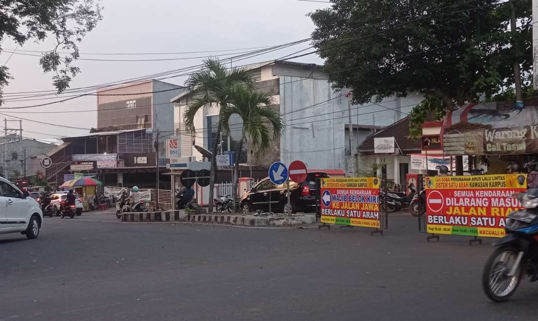 Kondisi arus lalu lintas saat pemberlakuan sistem satu arah kawan Unej (Foto: Rusdi/Ngopibareng.id)