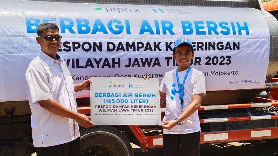 Program Tanggung Jawab Sosial dan Lingkungan (TJSL) yaitu penyaluran air bersih oleh PTPN X. (Foto: Dokumentasi PTPN X)