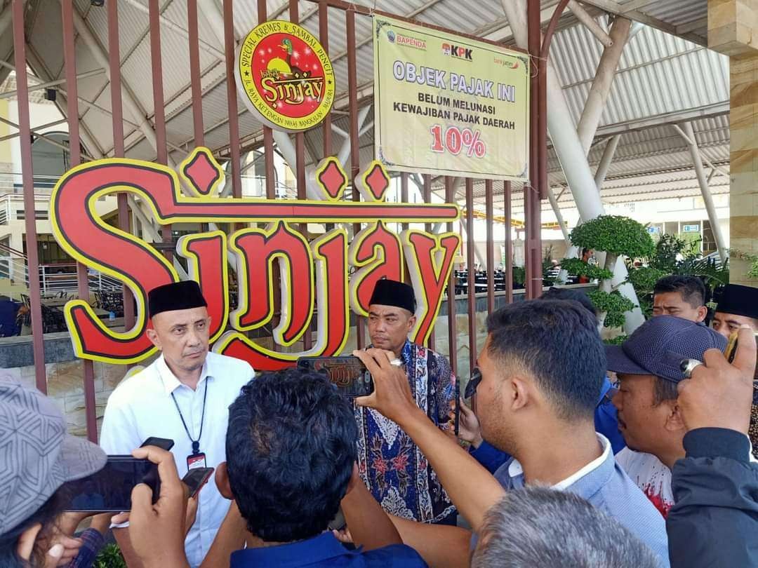 Pemasangan banner dipimpin langsung oleh Penjabat (Pj) Bupati Bangkalan Arief M Edie. Pemasangan banner dilakukan di rumah makan Bebek Rizky, Sinjay, Amboina, dan rumah makan Long Geledak pada Rabu 18 Oktober 2023. (Foto: dok. pemkab bangkalan)