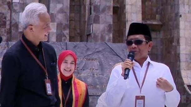 Mahfud MD menunjukkan baju putih yang ia pakai. Kata dia, baju putih ini sudah dia siapkan lima tahun lalu. (Foto: Tangkapan Layar YouTube)