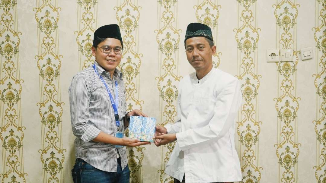 Serah terima. Pengasuh Ponpes Manba’ul Qur’an Gus Muhibuddin saat menerima bantuan produk kesehatan Plossa. (Foto-foto: m natsir for ngopibareng.id)