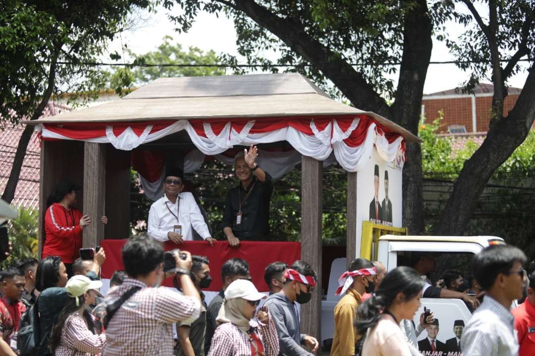 Ganjar Pranowo dan Mahfud MD naik truk bak terbuka untuk logistik. (Foto: Istimewa)