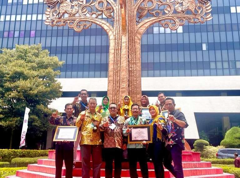 Kepala Dinas Lingkungan Hidup (DLH) Kabupaten Lamongan, Andy Kurniawan bersama para kepala sekolah penerima Adiwiyata Nasional dan Mandiri. (Foto: Istimewa)