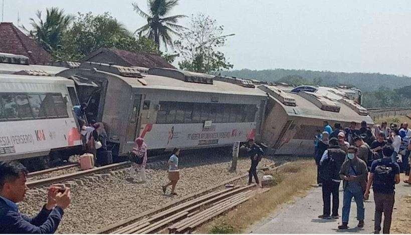 Kondisi kereta KA Argo Semeru saat anjlok di kilometer 520+4, petak jalan antara Stasiun Sentolo-Stasiun Wates, Selasa 17 Oktober lalu. (Foto: X KAI121)