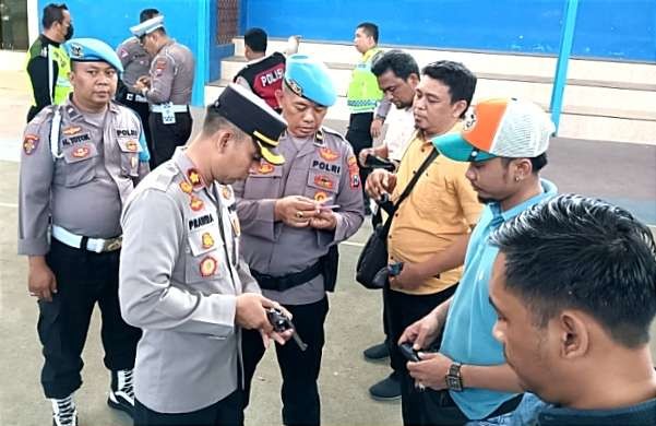 Wakapolres Situbondo Kompol I Made Prawira Wibawa bersama Propam Polres sidak periksa senpi dinas anggota jelang jam pulang, Kamis 19 Oktober 2023 sore. (Foto: Humas Polres Situbondo)