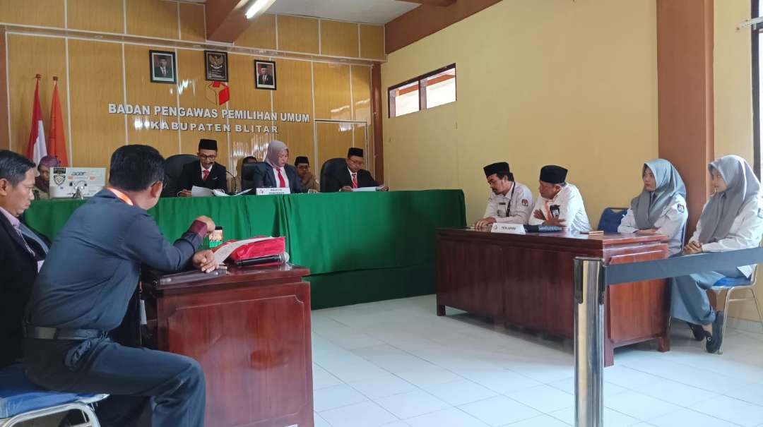 Sidang pembacaan keputusan oleh Majelis Pemeriksa Bawaslu Kabupaten Blitar atas dugaan pelanggaran administrasi oleh KPU Kabupaten Blitar dalam penetapan daftar calon sementera (DCS) di Kantor Bawaslu Kabupaten Blitar Jalan A Yani Kota Blitar, Kamis 19 Oktober 2023. (Foto: Choirul Anam/Ngopibareng.id)