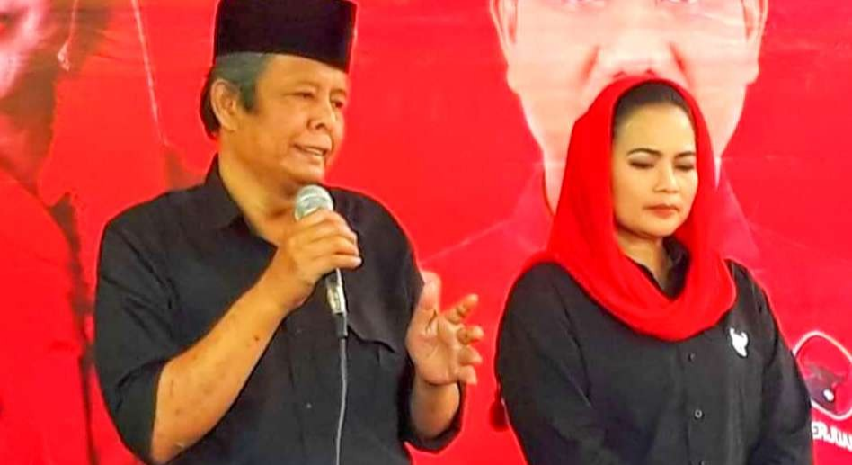 Bambang Riyoko (peci hitam) bersama kader PDIP Sidoarjo. (Foto: Dok. PDIP Sidoarjo)