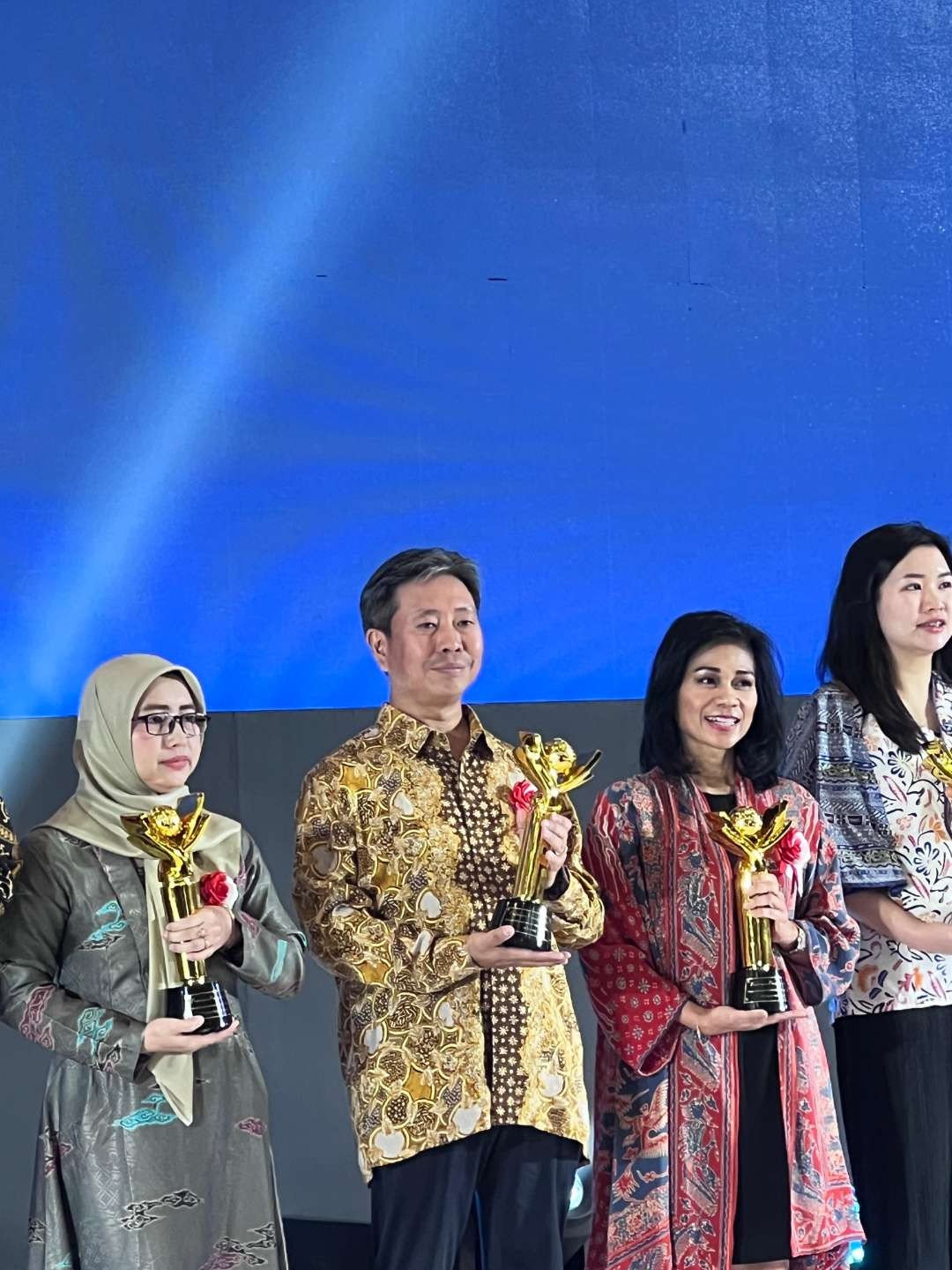 Satoshi Kamiyama, Department Manager of Sales & Marketing sebagai perwakilan dari Management PT Smelting menerima Primaniyarta Award 2023. (Foto: Dokumentasi PT Smelting)