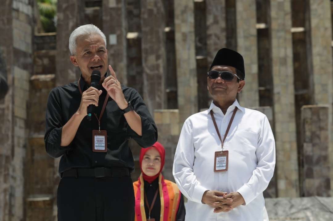 Pasangan Ganjar Pranowo dan Mahfud MD berorasi di Tugu Proklamasi sebelum menuju KPU. (Foto: Tim Media Ganjar Pranowo)