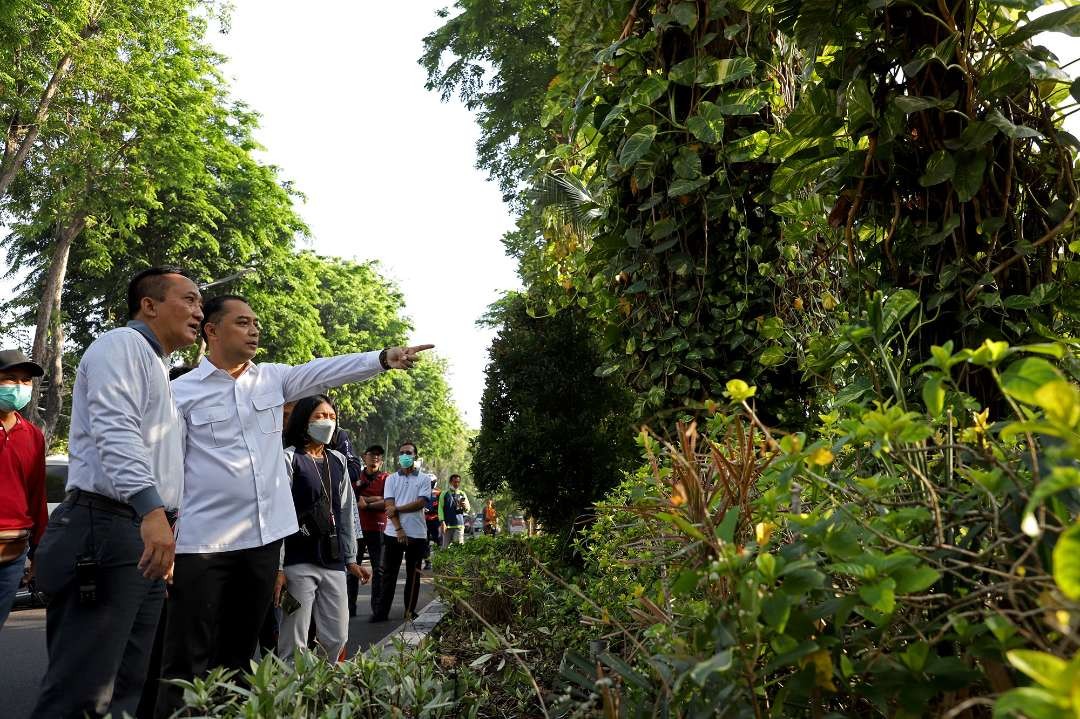 Walikota Surabaya Eri Cahyadi saat meninjau Taman Bungkul bagian depan. (Foto: Pemkot Surabaya)