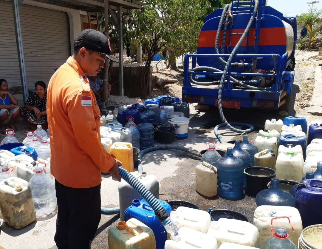 Petugas dari BPBD Kabupaten Tuban melakukan dropping air bersih di desa yang mengalami kekeringan. (Foto: Khoirul Huda/Ngopibareng.id)