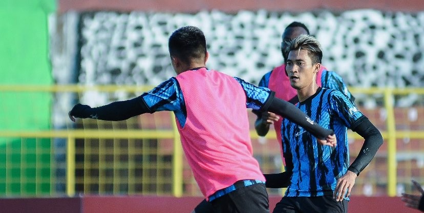 Skuat Arema FC saat menjalani sesi latihan jelang laga kontra PSM Makassar (Foto: Twitter/@Aremafcofficial)