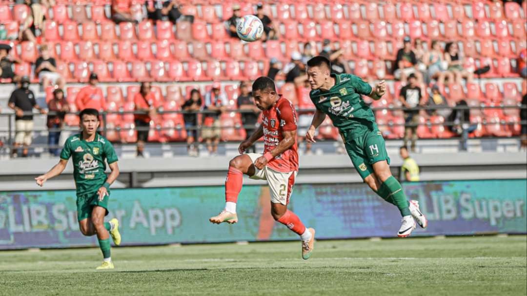 Pemain Persebaya, Sho Yamamoto berduel dengan Pemain Bali United, Ardi Idrus. (Foto: Persebaya)