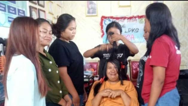 Peserta program pendidikan kecakapan kerja (PKK) Kemendikbudristek sedang praktik menggunting rambut (Foto: Asmanu Sudharso/ngopibareng.id)