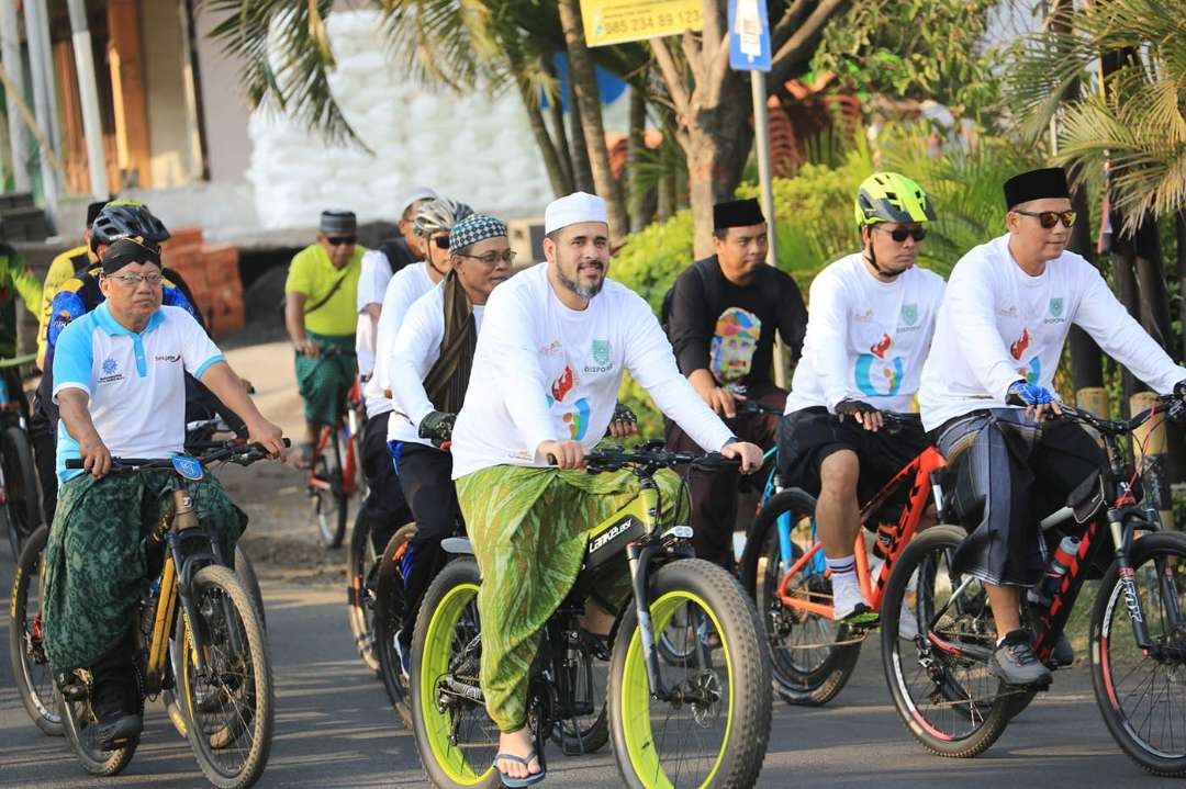 Walikota Probolinggo, Habib Hadi Zainal Abidin (tengah) saat gowes dengan bersarung dalam rangka Hari Santri Nasional (HSN) IX. (Foto: Ikhsan Mahmudi/Ngopibareng.id)