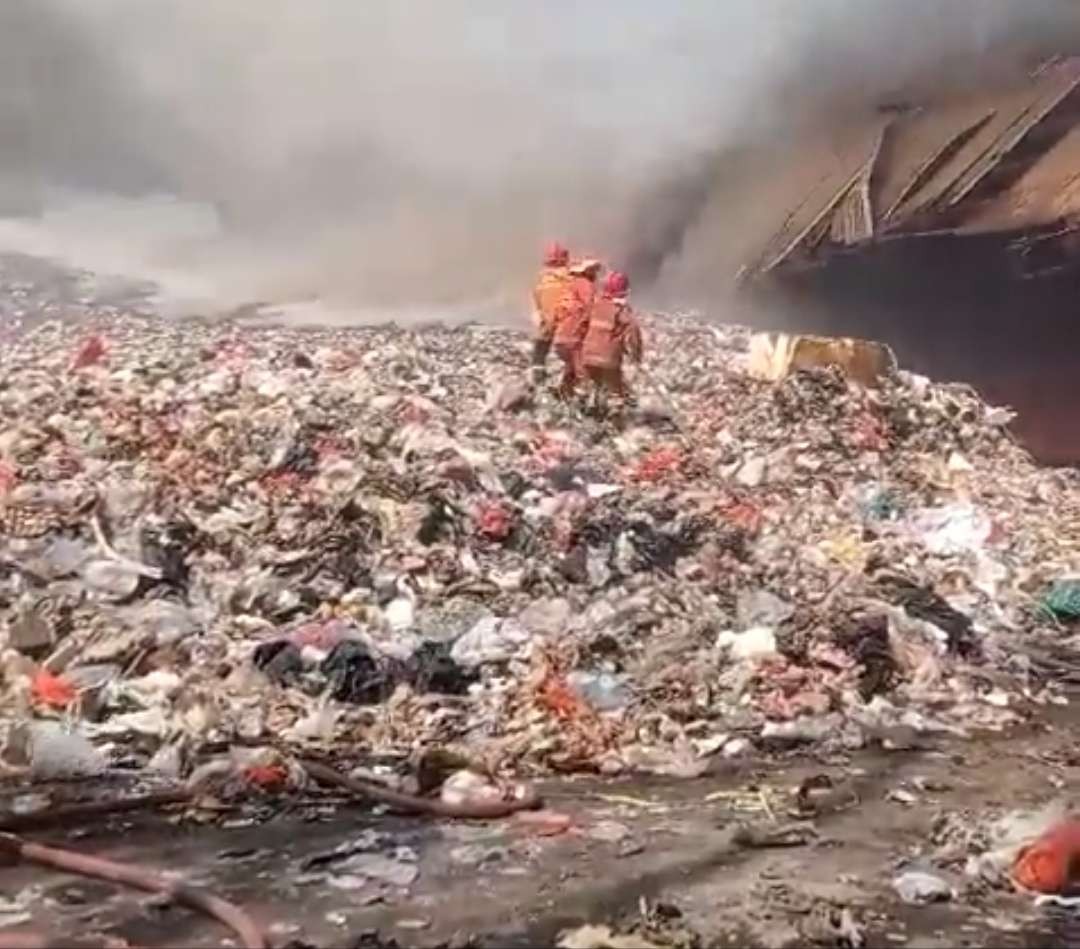 Petugas pemadam kebakaran berjibaku memadamkan sumber api ditumpukan sampah TPA Rawa Kucing, Jumat 20 Oktober hingga Sabtu 21 Oktober 2023. (Foto: X Kota Tangerang)