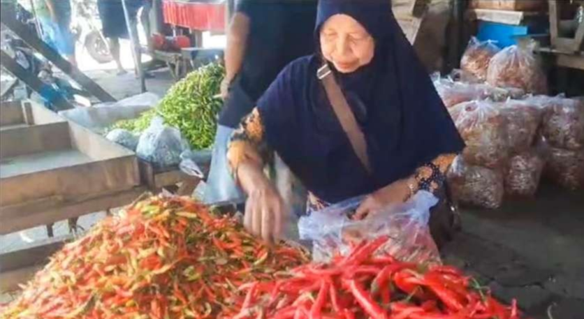 Pedagang cabai di Pasar Induk Porong, Sidoarjo, mengakui penjualannya menurun karena mahalnya harga cabai saat ini. (Foto: Aini Arifin/Ngopibareng.id)