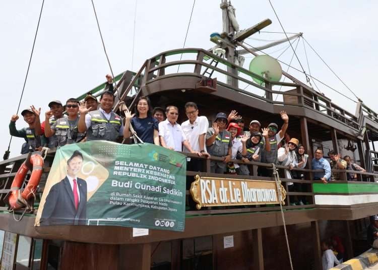 Menteri Kesehatan Budi G. Sadikin saat berkunjung ke RS Apung yang sedang berlabuh di Pulau Karimunjawa sejak 16 Oktober 2023. RS Apung ini ditujukan untuk memberikan pelayanan kesehatan di Daerah Tertinggal, Perbatasan dan Kepulauan (DPTK). (Foto: dok. kemenkes)