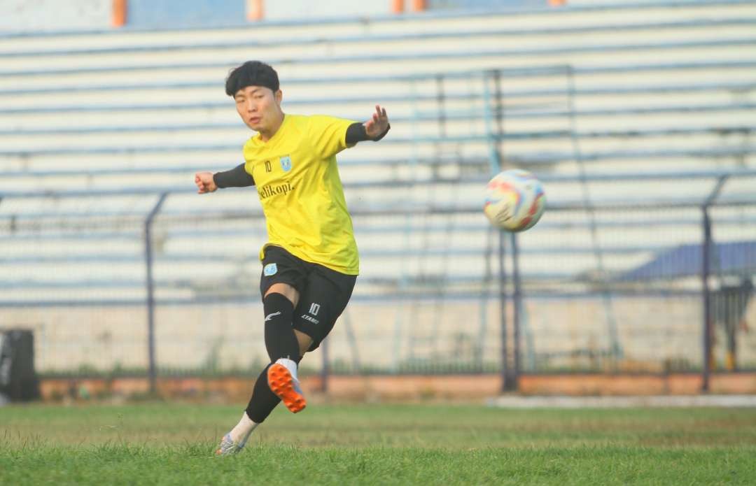 Gelandang serang Kim do Hyun berlatih tendangan bebas (Foto :Istimewa)