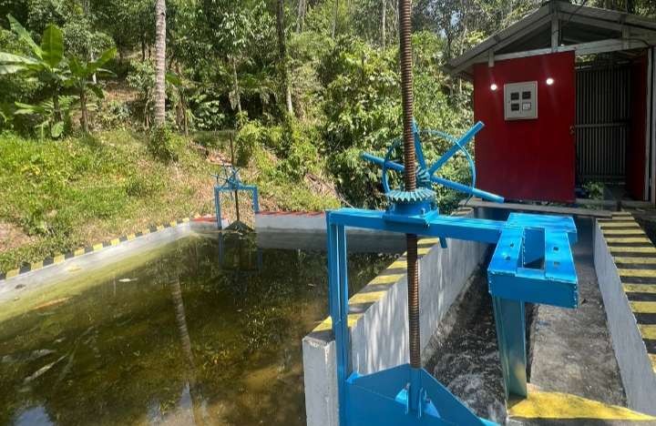 Proyek pembangkit listrik tenaga air Politeknik Manado berkapasitas 100 KW di Desa Wiau, Kecatamatan Pusomaen, Kabupaten Minahasa Tenggara, Provinsi Sulawesi Utara. (Foto: Asmanu Sudharso/Ngopibareng.id)