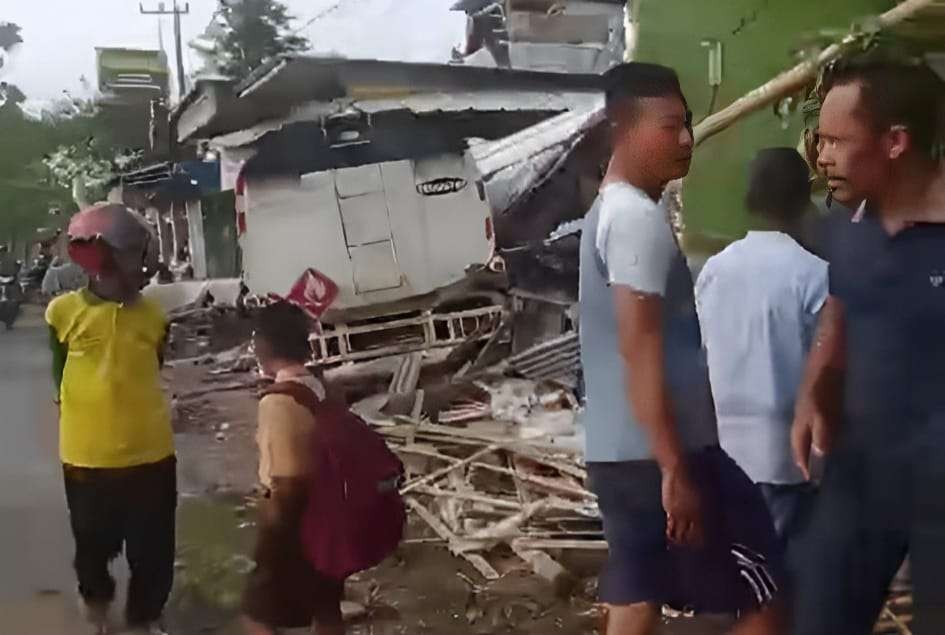 Truk bermuatan solar di Jember menghantam motor dan dua bangunan (Foto: tangkap layar video amatir)