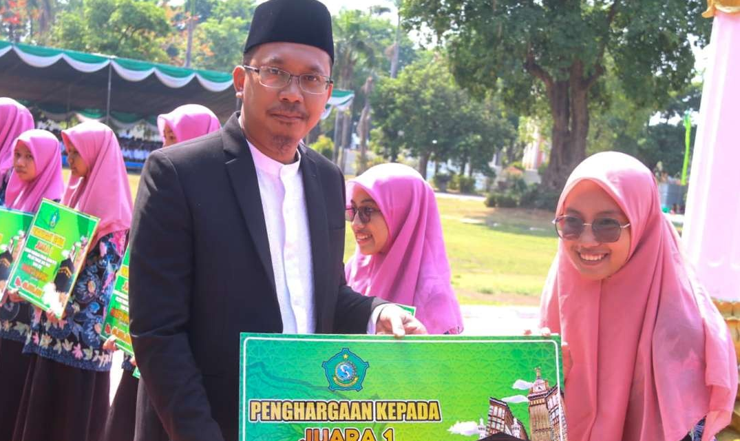 Gus Muhdlor serahkan hadiah kepada pemenang lomba MTQ di Sidoarjo (Foto: Aini Arifin/Ngopibareng.id)