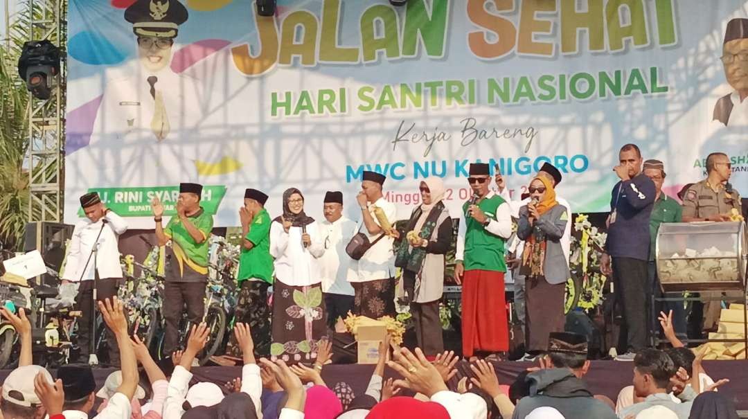 Bupati Blitar, Rini Syarifah menyanyikan lagu " Blitar Istimewa" saat pembagian hadiah Jalan sehat sore. Dalam peringatan Hari Santri Nasional di Alun Alun depan Kantor Kabupaten Blitar di Kanigoro Minggu 22 Oktober 2023. (Foto: choirul anam/ngopibareng.id)