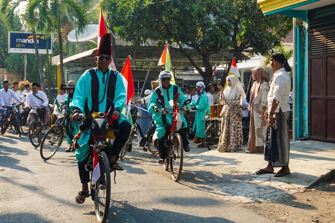 Gowes sepeda onthel tua peringati hari santri Nasional di Sidoarjo (foto :Aini/Ngopibareng.id)