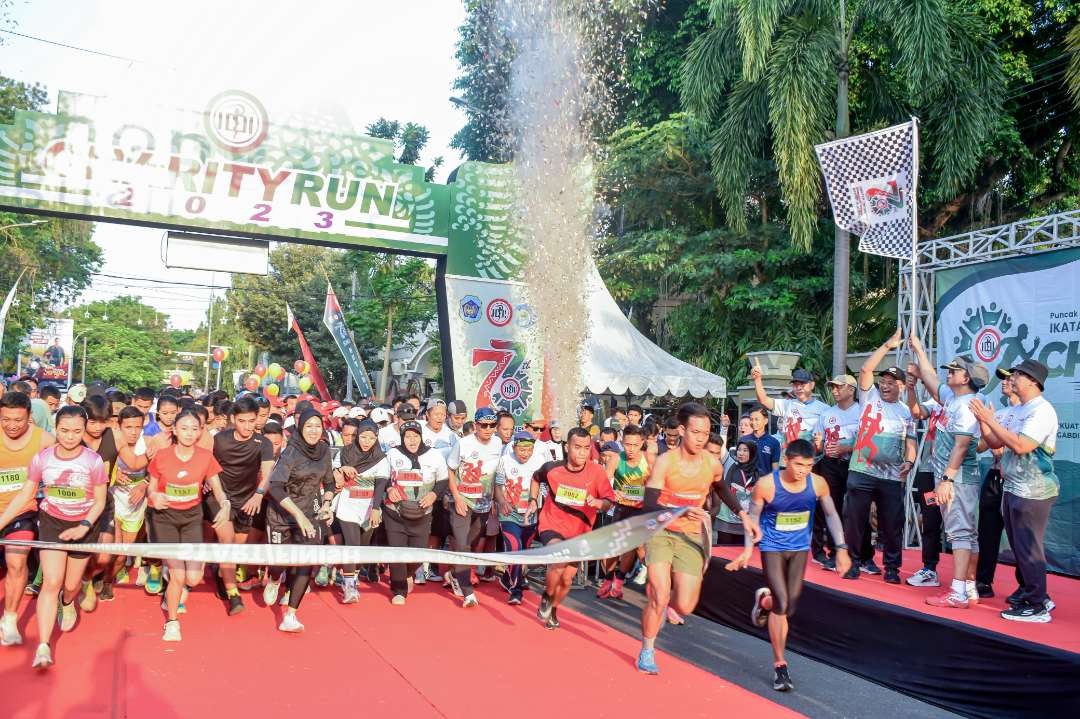 Bupati Lamongan Yuhronur Efendi dan Ketua PB IDI, dr Adib Khumaidi memberangkatkan IDI Charity Run 2023. (Foto: Imron Rosidi/Ngooibareng.id)