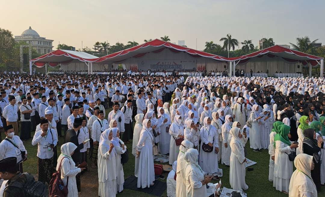 Para santri saat menunggu kedatangan Presiden Joko Widodo di lapangan Tugu Pahlawan Surabaya. (Foto: Pita Sari/Ngopibareng.id)