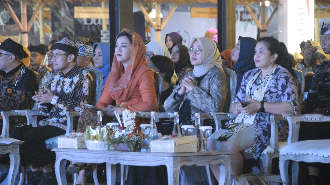 Kepala Eksekutif Pengawas Perilaku Pelaku Usaha Jasa Keuangan, Edukasi dan Pelindungan Konsumen OJK, Friderica Widyasari Dewi, Bupati Banyuwangi, Ipuk Fiestiandani hadir dalam Banyuwangi Batik Festival, Sabtu malam (foto:istimewa)