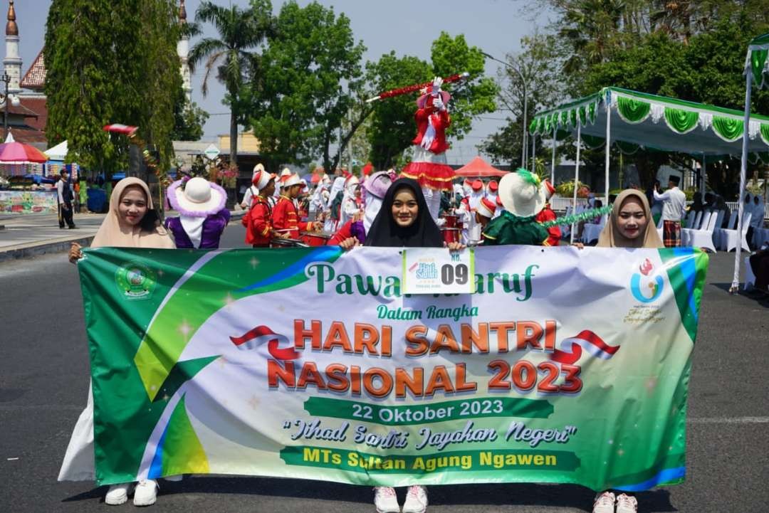 Pawai taaruf dalam rangka peringatan Hari Santri Nasional 2023.