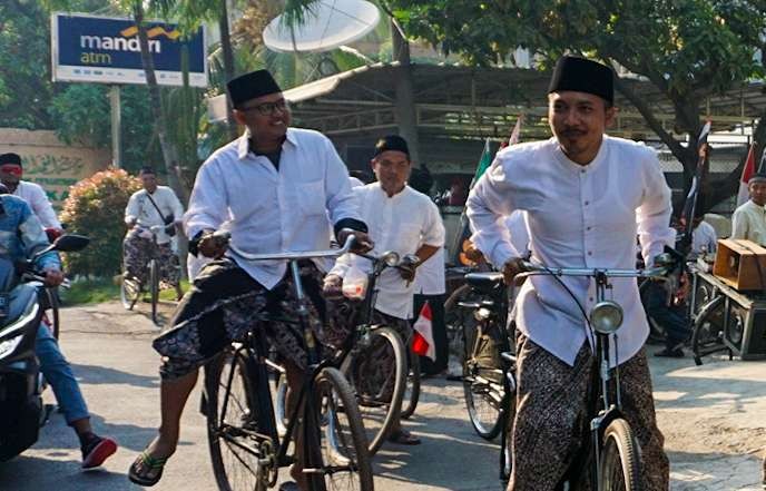 Gus Bahron Nafi' (ujung kanan) saat acara gowes hari santri merupakan nasional (Foto : Aini/Ngopibareng.id)