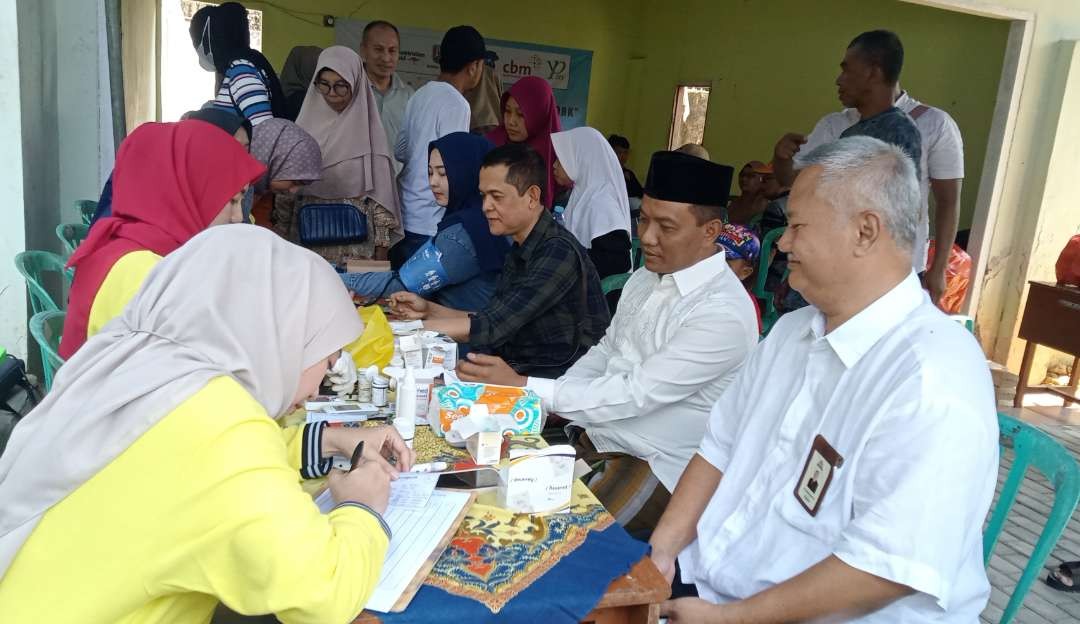 Pemeriksaan kesehatan gratis yang digelar PWI Kabupaten Tuban diikuti Kapolres serta Senior Manager Of Corporation SIG Pabrik Tuban (Foto: Khoirul Huda/Ngopibareng.id)