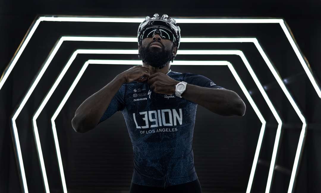 Rapha Reversible Pro Team Crit Jersey yang bisa digunakan bolak balik satu sisi untuk race satu sisi untuk training. (Foto: Istimewa)