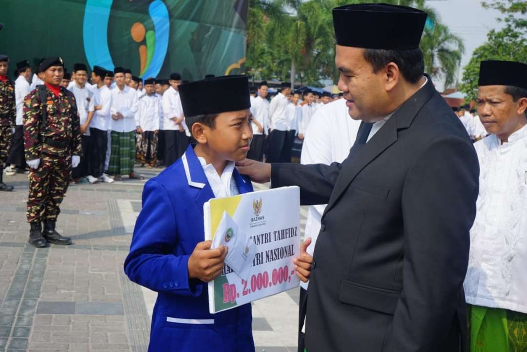 Santri Tahfidz di Blora menerima beasiswa dari Baznas. Diserahkan langsug oleh Bupati Blora Arief Rohman. (Foto: Pemkab Blora)