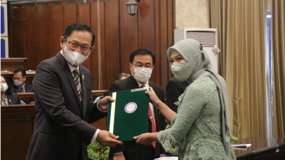 Anak kedua Mahfud MD, Vina Amalia, saat dilantik menjadi dokter spesialis di Fakultas Kedokteran Universitas Airlangga (FK Unair), Kamis, 22 September 2022. (Foto: Dok. Unair)