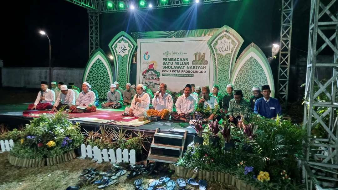 Warga NU Kota Probolinggo membacakan Sholawat Nariyah untuk kemakmuran bangsa Indonesia. (Foto: Ikhsan Mahmudi/Ngopibareng.id)