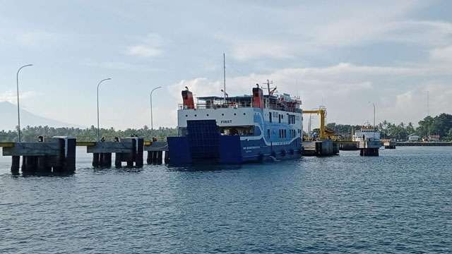 Sebuah feri sandar di Pelabuhan Jangkar, Situbondo, Jatim. Ilustrasi tulisan; Alternatif Atasi Kemacetan Pelabuhan Ketapang–Gilimanuk. (Foto:Ngopibareng/Oki)