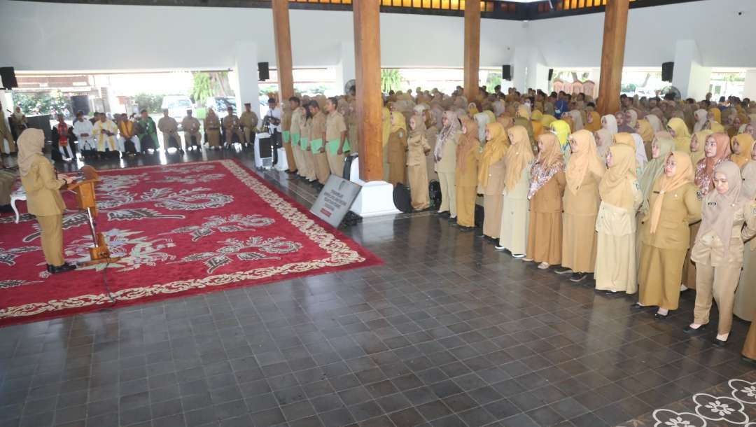 Bupati Banyuwangi, Ipuk Fiestiandani mengambil sumpah jabatan fungsional di lingkungan Pemkab Banyuwangi. (Foto: Istimewa)